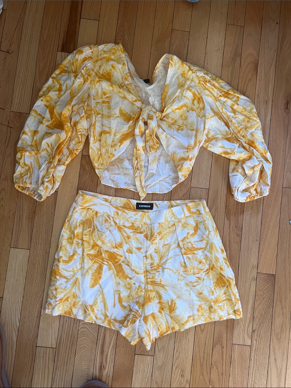 Express Yellow & White Floral Tie-Front Cropped Blouse (L) & Shorts (10)